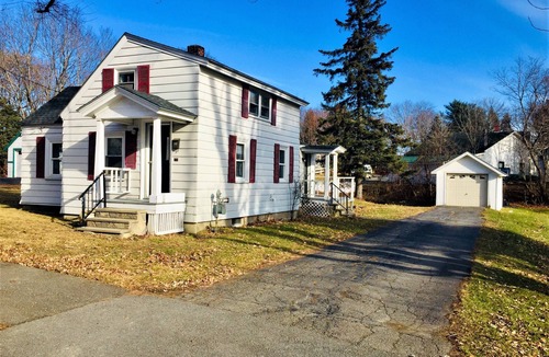 Bangor House | Cozy Bungalow Style Home