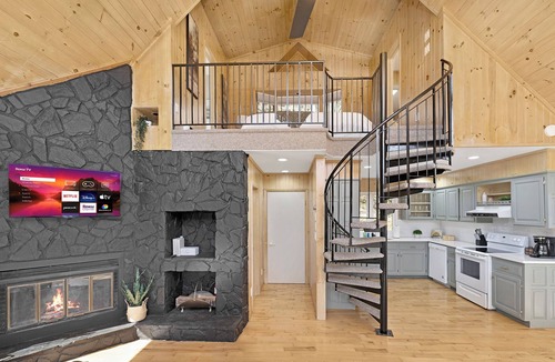 Seven Devils Ski Chalet | Cozy Chalet Getaway, Hot Tub, Pet-Friendly, WiFi, AC in Seven Devils