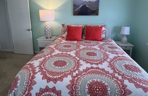 Ocean Isle Beach Cottage | Cozy, Cheerful 4BR Cottage on a Canal