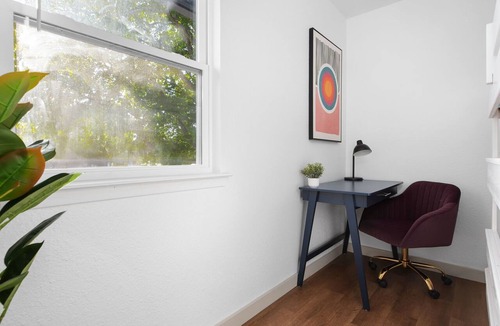 South Lamar Apartment | Cozy-Chic 2BR Patio Ideal for Groups