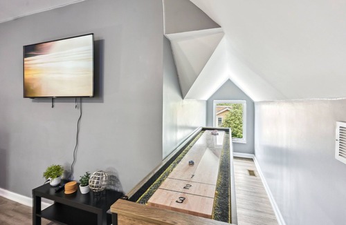Weinland Park House | Cozy Columbus Escape Near OSU and Downtown – Sleeps 12 - Great for Game Days!