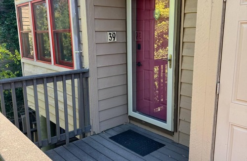 Hillcrest Estates Condo | Cozy Condo w/Trails out Back w/Hot Tub & Sauna - Near Downtown, FLC & Golfing
