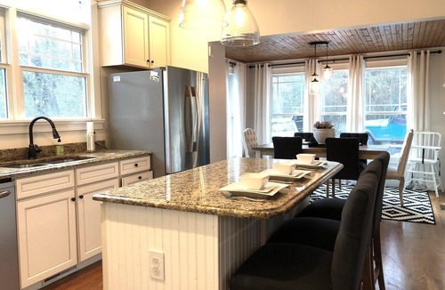 Black Mountain Cottage | Cozy cottage 2 mins to Black Mountain, 20 mins to Asheville, Dog Friendly!