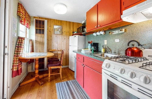 Thornton Cabin | Cozy cottage with WiFi, kitchenette, pool & peaceful acreage