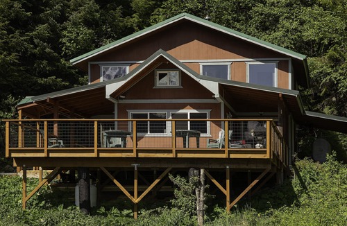 Haines Cottage | Cozy Cove Cottage - Peaceful, secluded, private beach, BBQ, washer/dryer