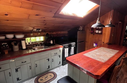 Thornton Cabin | Cozy, family-sized log cabin in NH White Mountains!