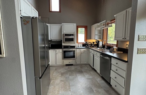 Rabbit Creek House | COZY HILLSIDE HOME WITH A BEAUTIFUL DECK, FIRE PIT, SAUNA & PLENTY OF PARKING