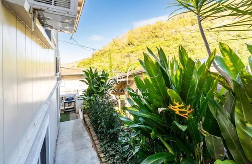 Kalihi Valley House | Cozy Home Downtown, 2 Bed 1 Bath - Free Parking