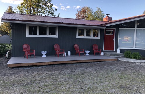 Mendenhall Valley House | Cozy home next to airport with fenced backyard and lots of sun!