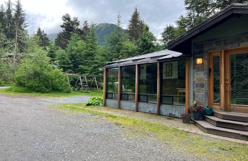 Alyeska House | Cozy home perfect for 2 families. Alaska Locals Spring Special!