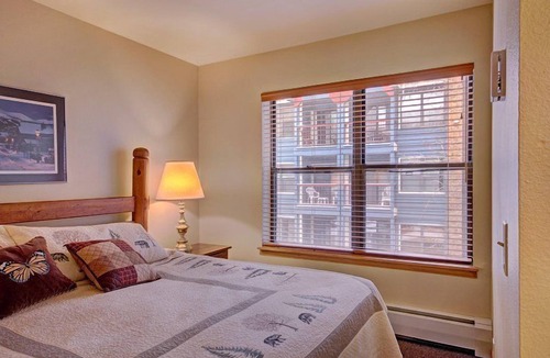 Historic District Hotel | Cozy King Room near Main Street & Gondola