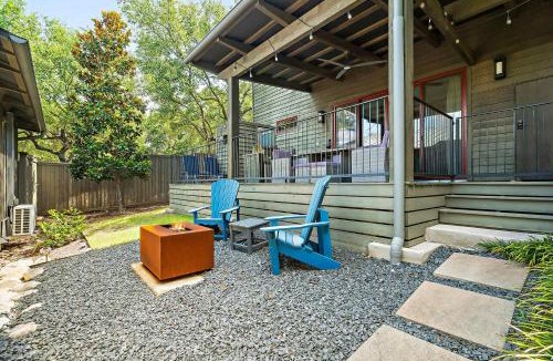 Spicewood House | Cozy Lake Cabin - 1BR - Pickleball - BBQ - Firepit