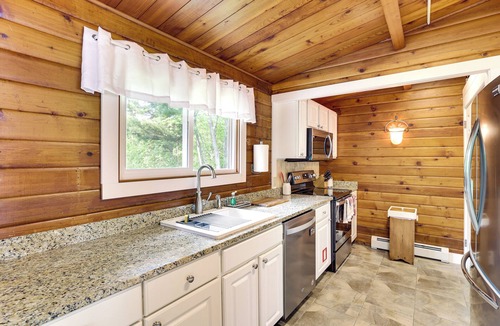 North Hero Cottage | Cozy Lake Champlain Cottage w/Private Beach!