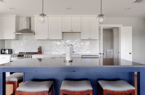 Spicewood House | Cozy Lakefront Retreat. Family Friendly w/Kayaks, Pool Access, Pickleball!