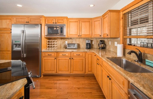Charter Hills Cabin | Cozy Log Cabin, Deck & Fireplace, A/C, Grill