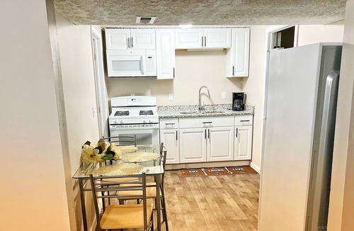 West Columbus Apartment | Cozy lower level apartment 10min from Columbus OH
