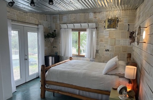Henly House | Cozy luxury tiny home,30 min- Austin w outdoor shower feature on Wine Brew trail