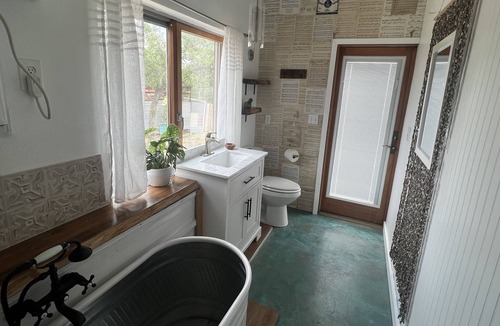 Henly House | Cozy luxury tiny home,30 min- Austin w outdoor shower feature on Wine Brew trail
