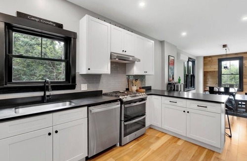 Bethel House | Cozy & Modern Ski Getaway Hot Tub Near Sunday River & Mt Abram-Sleeps 16+
