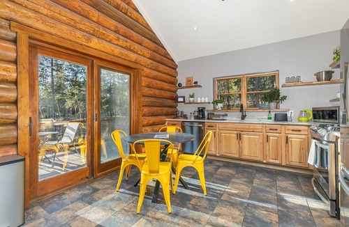 Black Hawk Cabin | Cozy mountain cabin 1 hour from Denver backs up to National Forest EV CHARGING!