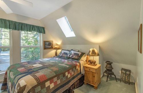 Enumclaw House | Cozy Mountain Cabin with Jacuzzi and Beautiful Outdoor Space in Enumclaw, Washington