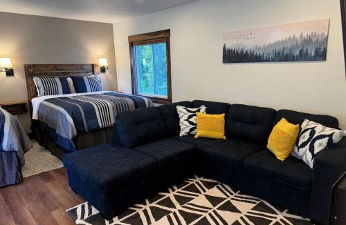 Bear Creek House | Cozy Mountain Cottage with Stunning Views near Seward, Alaska
