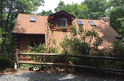 Boone House | Cozy Mountain Log Cabin - AMAZING Location!