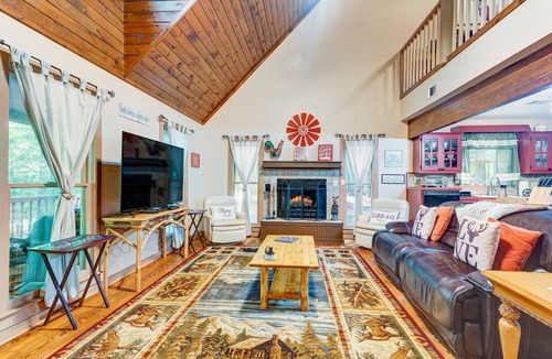 Ellijay Cabin | Cozy Mtn Cabin-Hot Tub-Fireplace-Firepit- Dog Friendly-Deer Visits-Hiking Trails