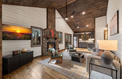 Epworth House | Cozy Pet-Friendly Cabin w/Firepit | Blue Ridge