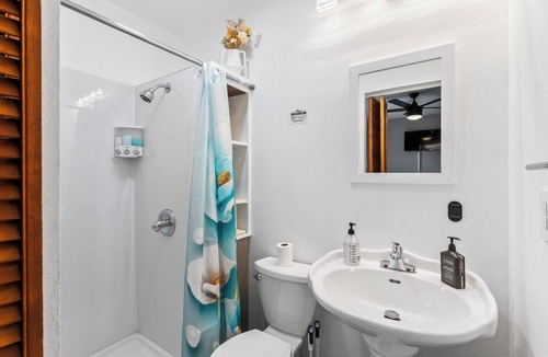 Airport Heights Community Council House | Cozy Private Room with Two Beds And Private Bath