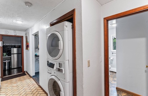 Airport Heights Community Council House | Cozy Private Room with Two Beds And Private Bath