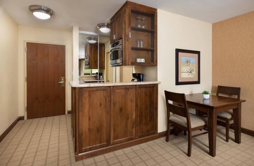 Mount Crested Butte Hotel | Cozy Retreat: Standard Double Queen with Balconies & Pool - Elevation Hotel