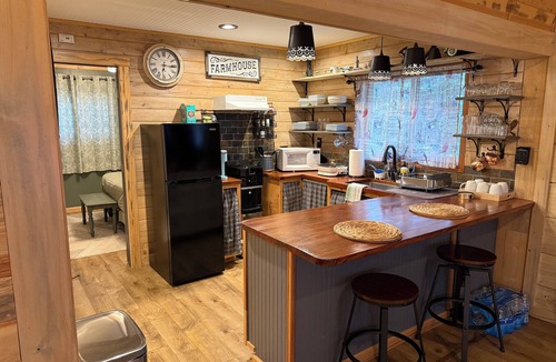 Knik-Fairview Cabin | Cozy Romantic Getaway Cabin