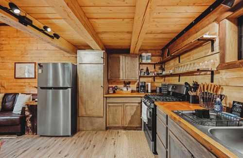 Badger Cabin | Cozy Rustic Cabin w/Running Water & Shared Sauna