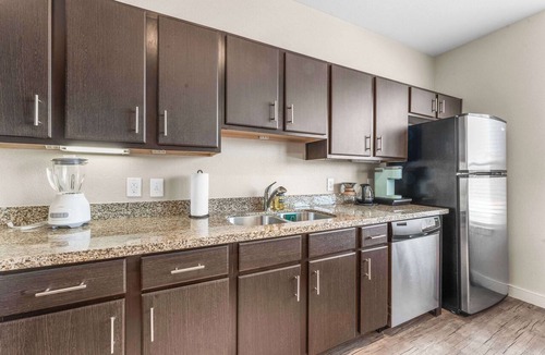 South Congress Apartment | Cozy SoCo 1BR King Suite w/GymPickleballLaundry