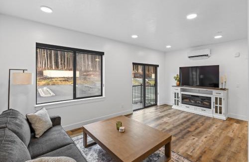 Juneau Apartment | Cozy Spacious Retreat with Fireplace 205