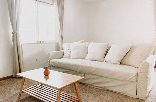 Delaware Apartment | Cozy stay within one mile of downtown Delaware’s shops, restaurants and pubs.