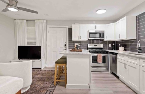 Clarksville Apartment | Cozy Studio steps away from Downtown and Shops