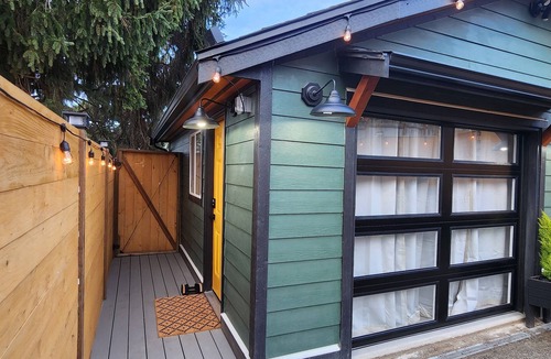 Eastside Apartment | Cozy stylish studio with WiFi in Tacoma.n