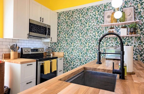 Morganton House | Cozy Victorian in the Center of downtown Morganton (Dog Friendly!)