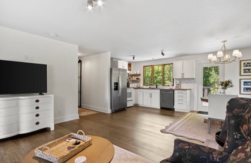 Burnsville House | Cozy, whole house in peaceful Burnsville/Celo, under the Black Mountain Range.