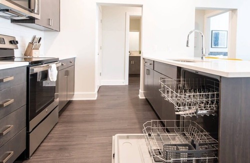 Central Business District Apartment | Cozysuites l Luxe 2BR in Downtown Cincinnati #4