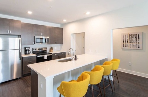Central Business District Apartment | Cozysuites l Luxe 2BR in Downtown Cincinnati #4