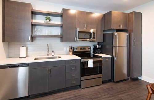 Central Business District Apartment | Cozysuites l Upscale 1BR in Downtown Cincinnati