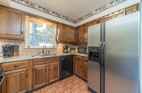 Helen House | CREEK FRONT RETREAT | GAME ROOM | HOT TUB |