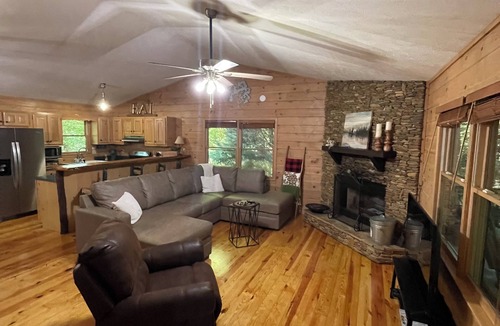 Madisonville Cabin | Creekfront Cabin with Waterfall. Hot Tub, Fire Pit, Gameroom, and more.
