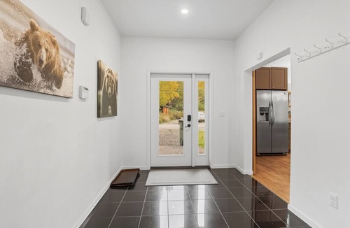 Spenard Apartment | Creekside 3BR Retreat Near Downtown, Airport & Fish Creek