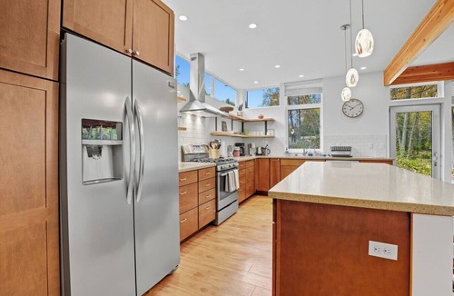 Spenard Apartment | Creekside 3BR Retreat Near Downtown, Airport & Fish Creek
