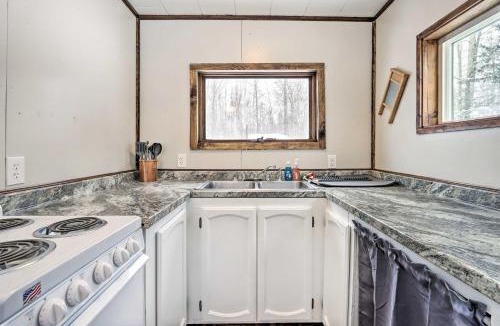 Fishhook House | Creekside Cabin < 2 Mi to Hike, Bike & Ski!