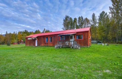 Fishhook House | Creekside Cabin < 2 Mi to Hike, Bike & Ski!
